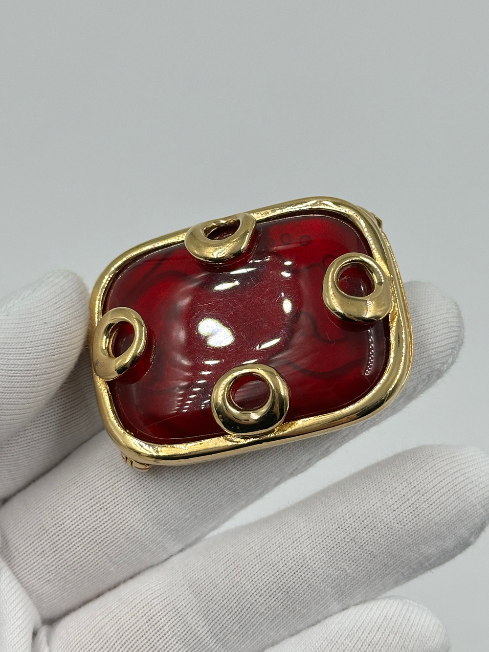 Брошь с красной вставкой Givenchy