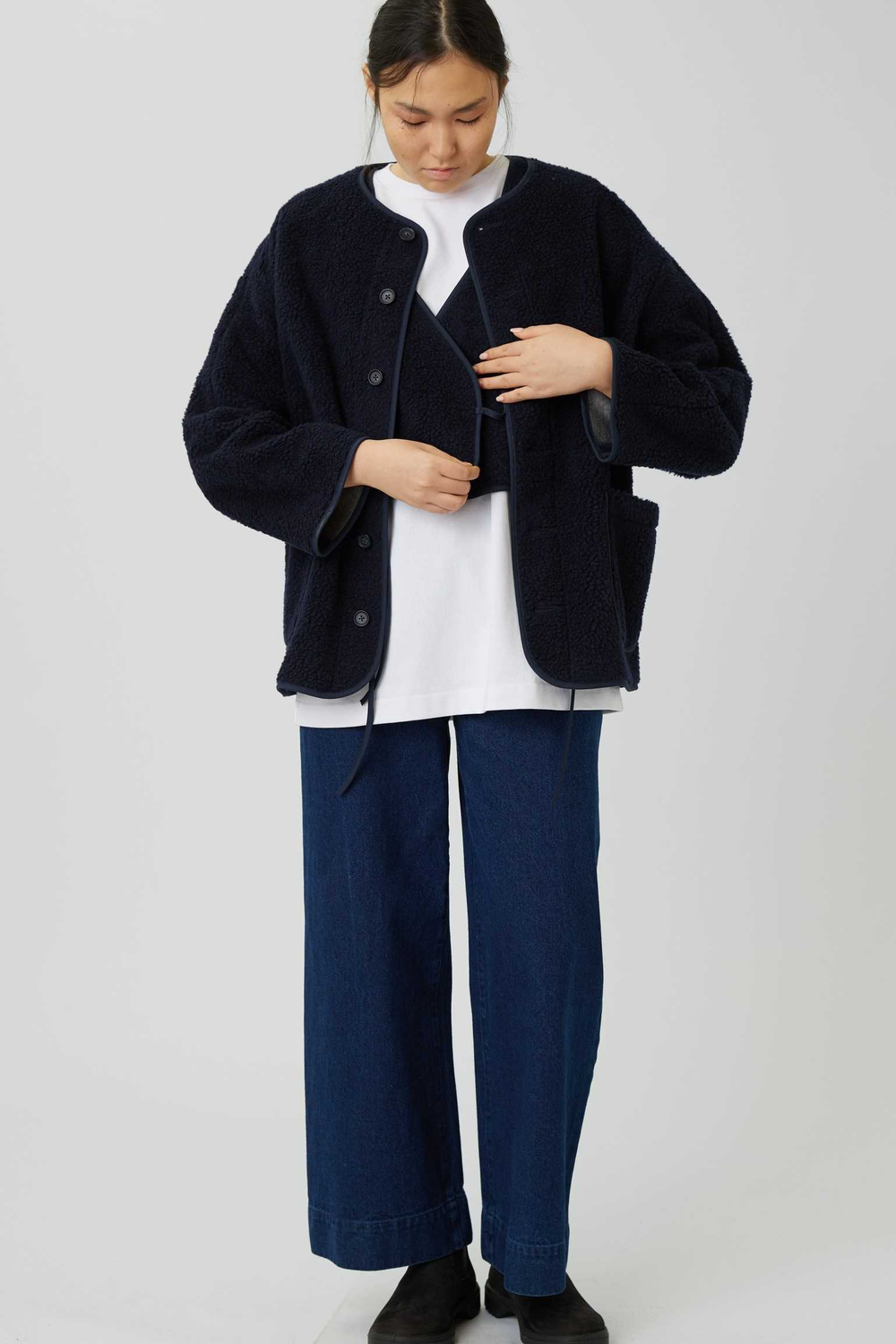 Жилет на двух завязках из синего меха