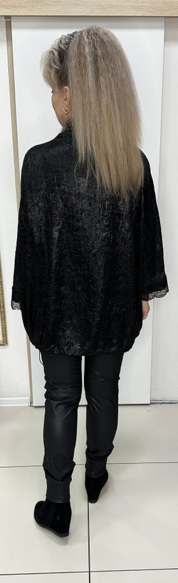 Нарядный черный блузон-туника с подвеской