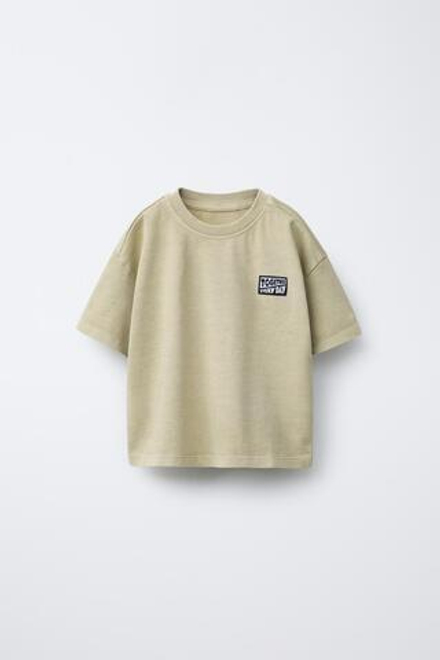 ZARA ОДНОТОННАЯ ФУТБОЛКА С НАШИВКОЙ, ХАКИ
