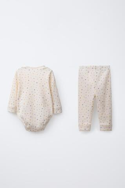 ZARA КОМПЛЕКТ ИЗ БОДИ И ЛЕГИНСОВ С ЦВЕТОЧНЫМ ПРИНТОМ, ЭКРЮ
