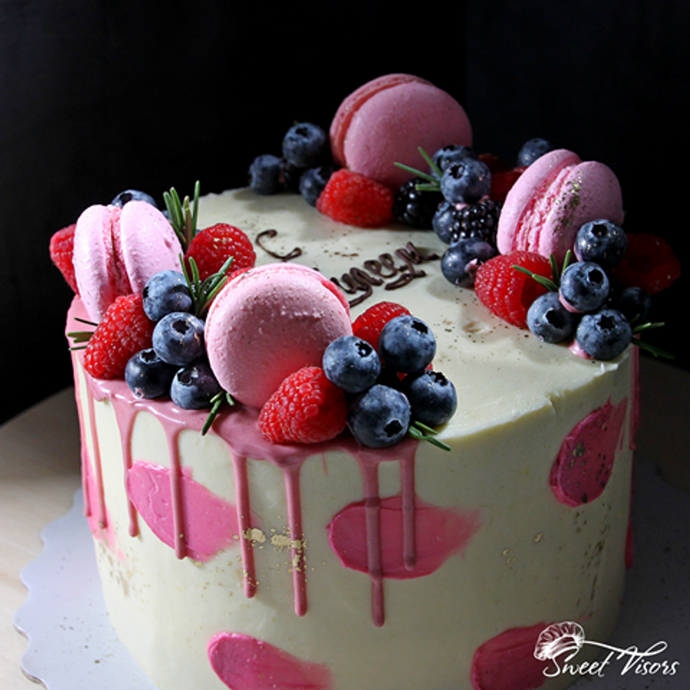 Простой рецепт бисквитного торта с ягодами - Лайфхакер