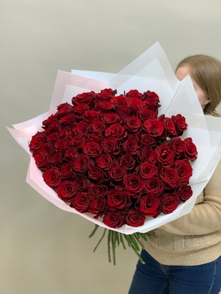 Букет 75 красных роз Эквадор 60см в пленке