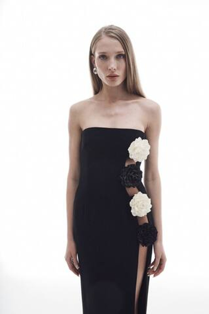 Вечернее платье из крепа с декоративными цветами