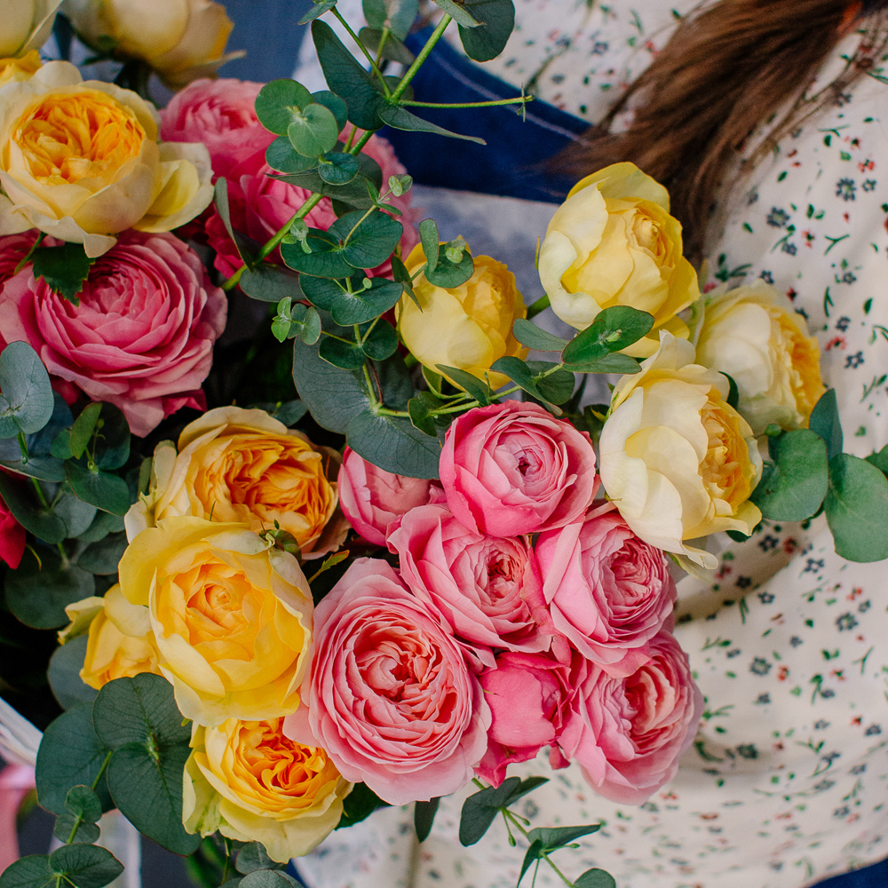 144. Акварельный букет-микс из кустовых пионовидных роз