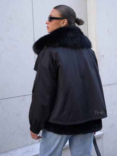 Короткая черная парка на пуху с воротником из натурального меха