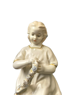 Фаянсовая статуэтка "Девочка с венком" Гжель