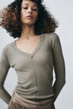 ZARA ФУТБОЛКА В РУБЧИК С V-ОБРАЗНЫМ ВЫРЕЗОМ, СВЕТЛЫЙ ХАКИ