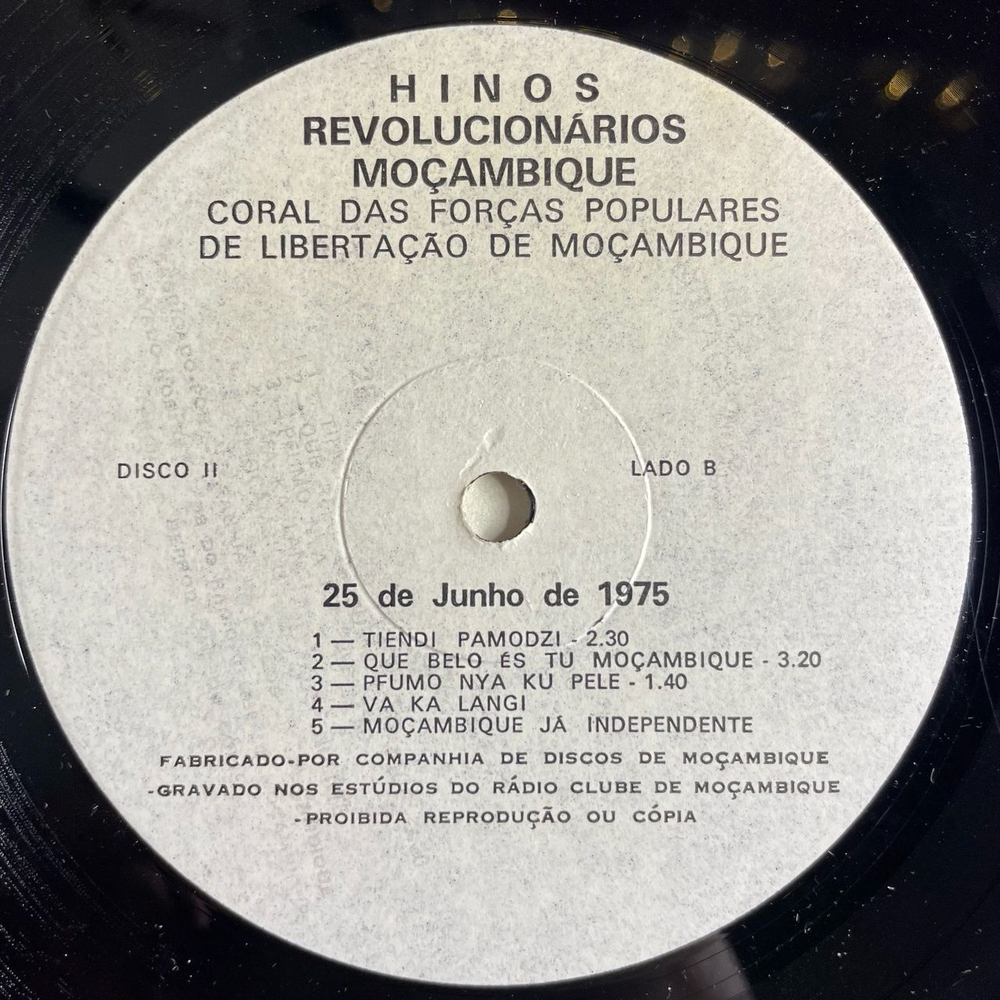 Винтажная виниловая пластинка LP Революционные Гимны Мозамбика Hinos Revolucionarios De Mocambique 2LP (Мозамбик 1975)