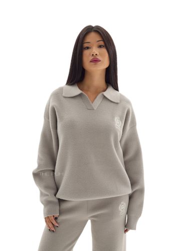 Серый костюм с вышивкой и воротом-поло