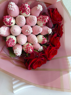 Букет из клубники в шоколаде и красных роз