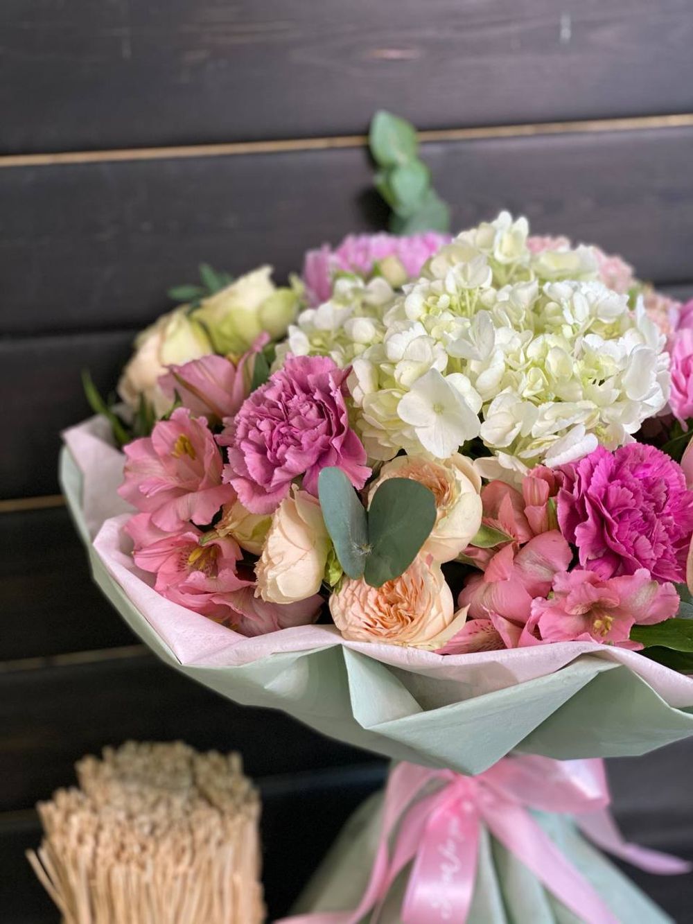 Букет в сером крафте