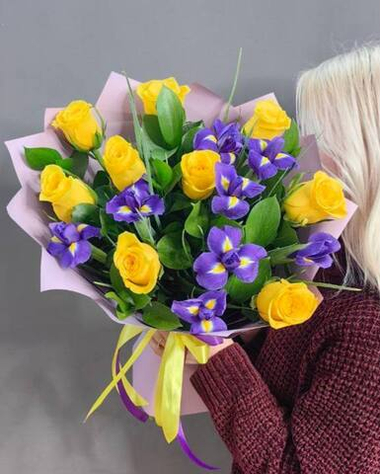 Букет с ирисами и розами