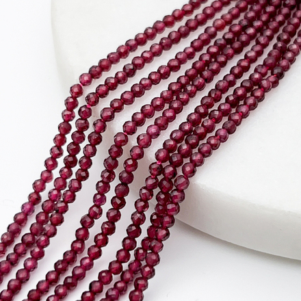 Гранат граненый бусины, диаметр около 2,2-2,4 мм, цена за нить 38 см