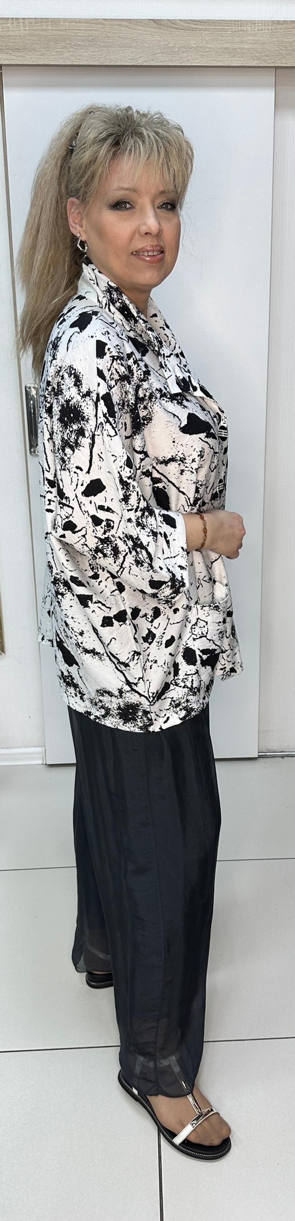 Жакет на пуговицах в черно-белом цвете