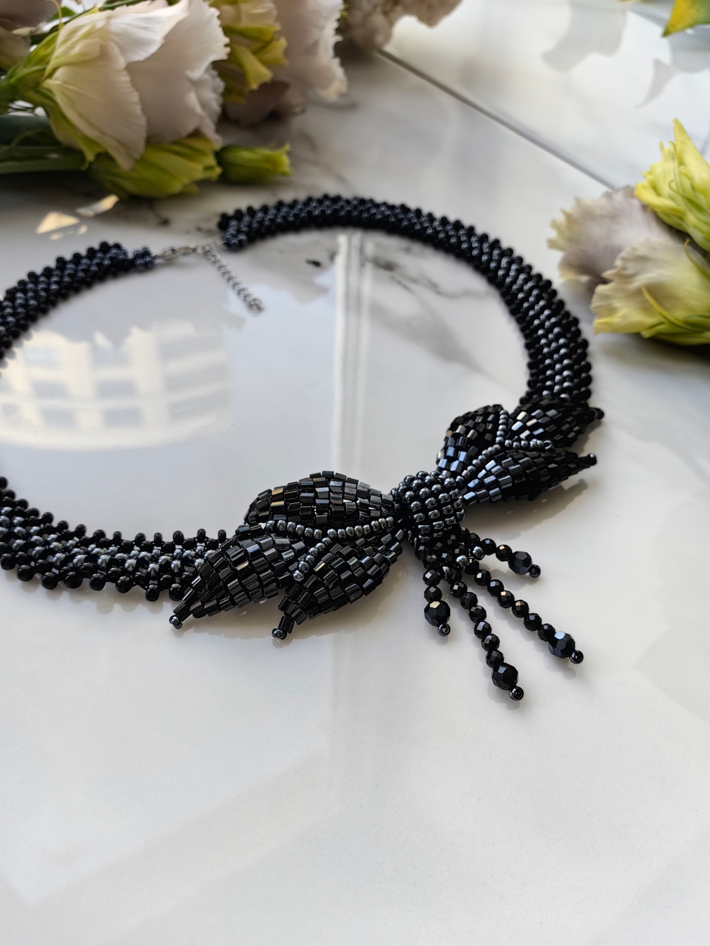 Колье "Бантик" ручной работы из бисера и кристаллов Swarovski