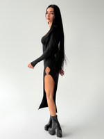 Платье удлиненное однотонное с овальным вырезом и разрезом по ноге