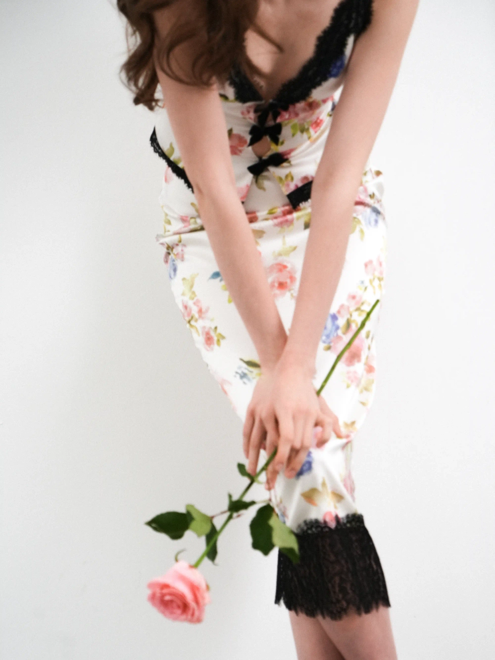 Мюриел миди (Muriel midi), юбка миди из молочного атласа с цветочным принтом, с отделкой черным кружевом