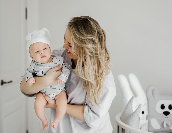 Что подарить малышу на первый день рождения? Идеи подарков.