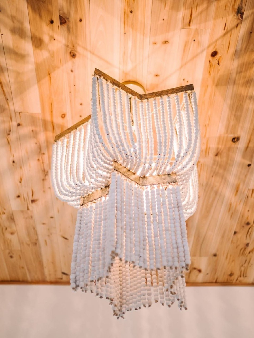 Люстра подвесная из деревянных бусинок