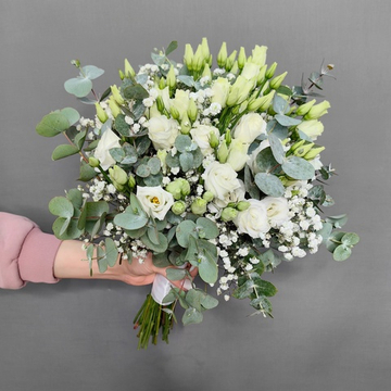 Букет невесты из белых эустом и бутоньерка