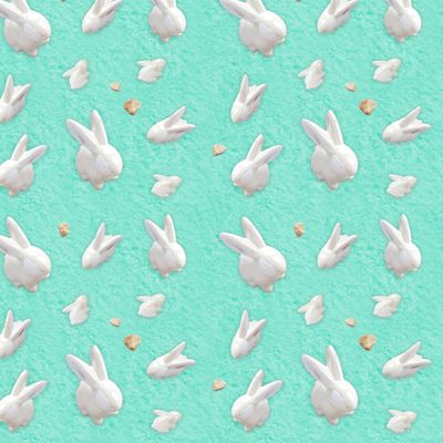 Зайка глянец и камушки на бирюзовом