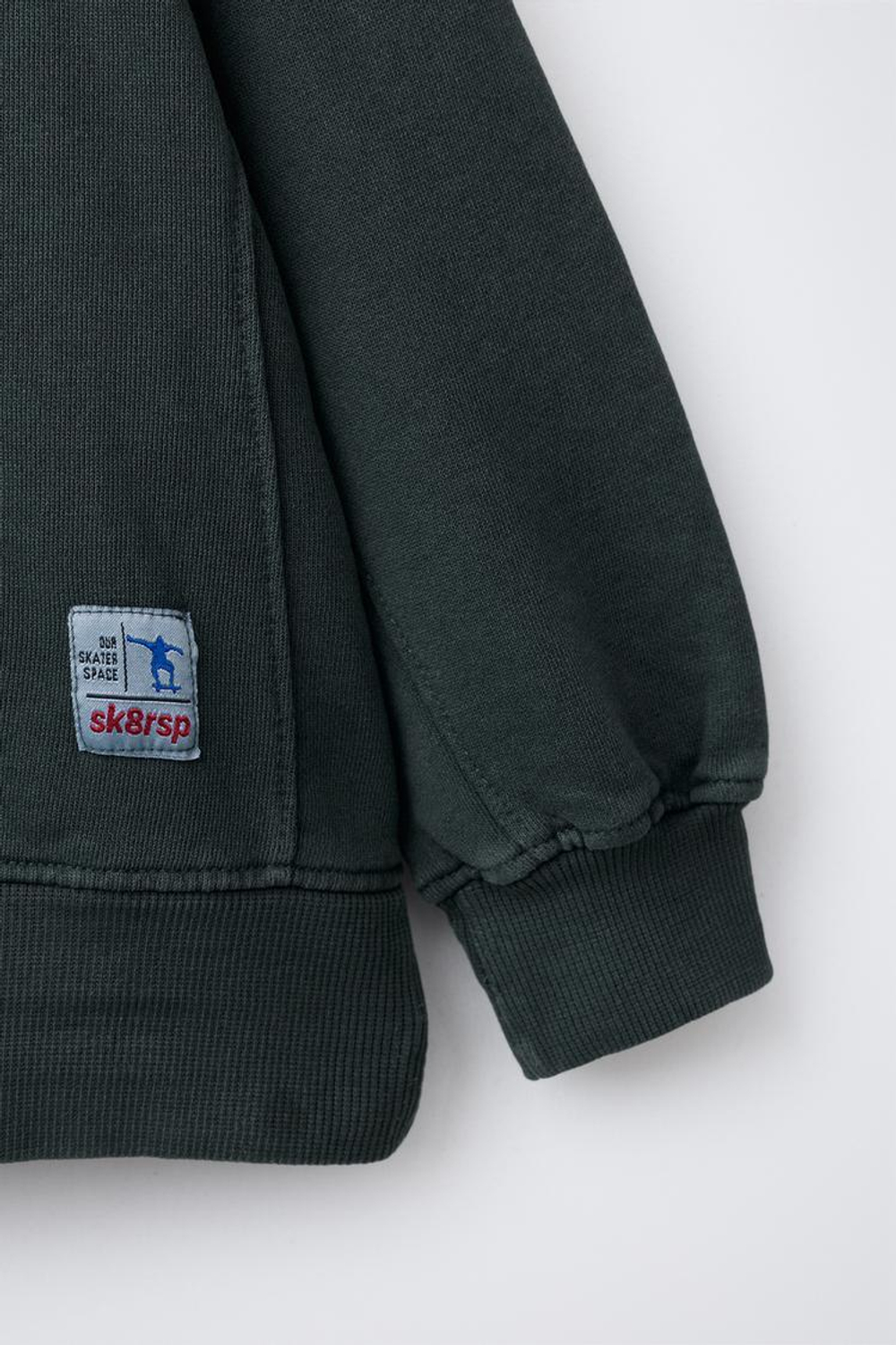 ZARA ТОЛСТОВКА GARMENT DYE С НАШИВКОЙ, ИЗУМРУДНЫЙ