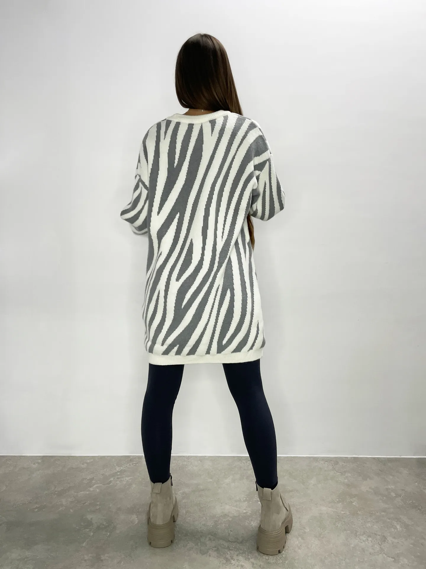 Свитер-платье Yixuan 520 удлиненное с крупным принтом зебры\Серый недорого
