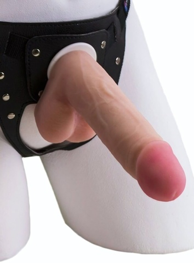 Страпон в подарочной упаковке: трусики с плугом и фаллоимитатор-насадка - 16 см. (Цвет: телесный)