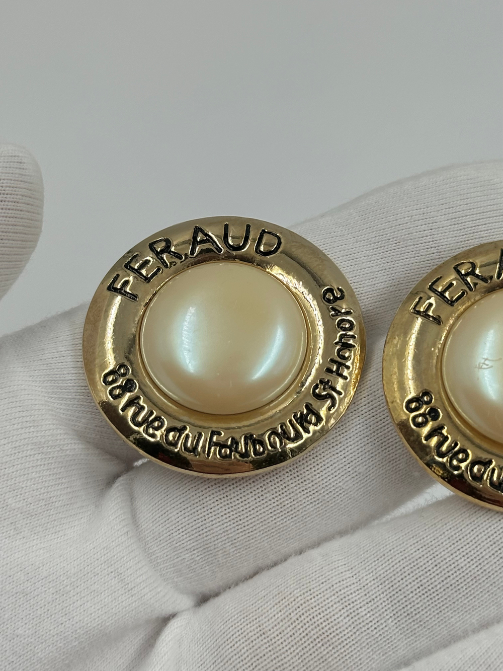 Клипсы с «жемчугом» Louis Feraud