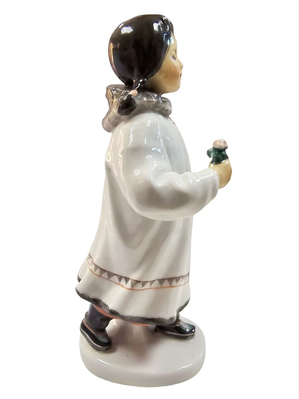 Фарфоровая статуэтка "Якутка с цветком и книгой" ЛФЗ