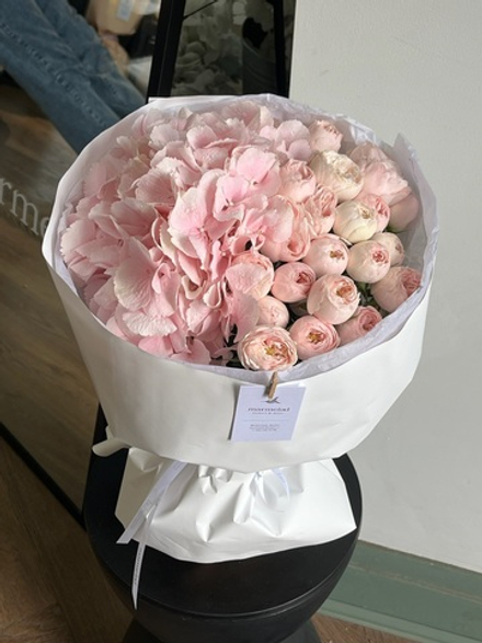 Букет сборный из гортензии и кустовых пионовидных роз