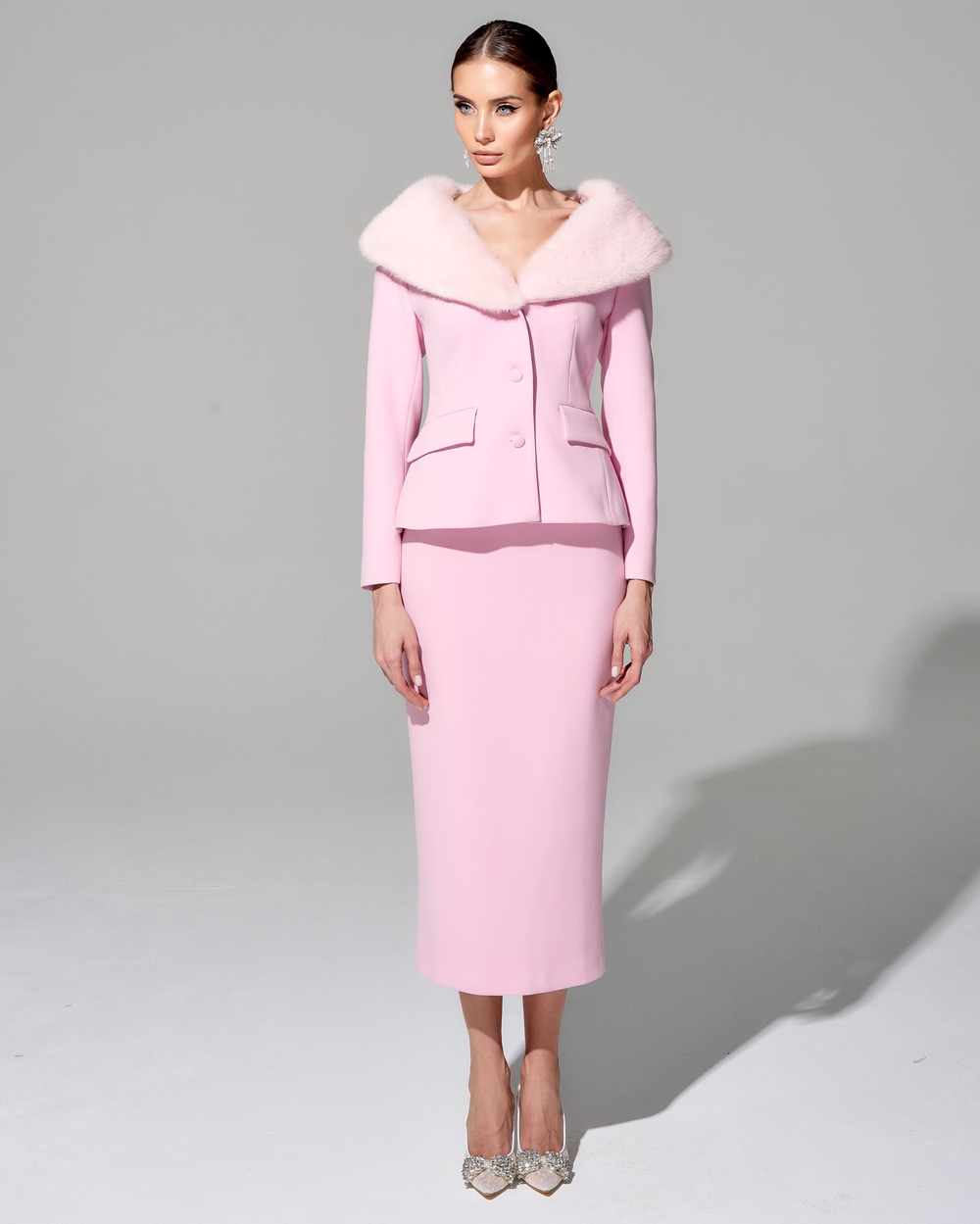 Приталенный жакет "Принцесса Монако" из итальянского крепа с меховой отделкой