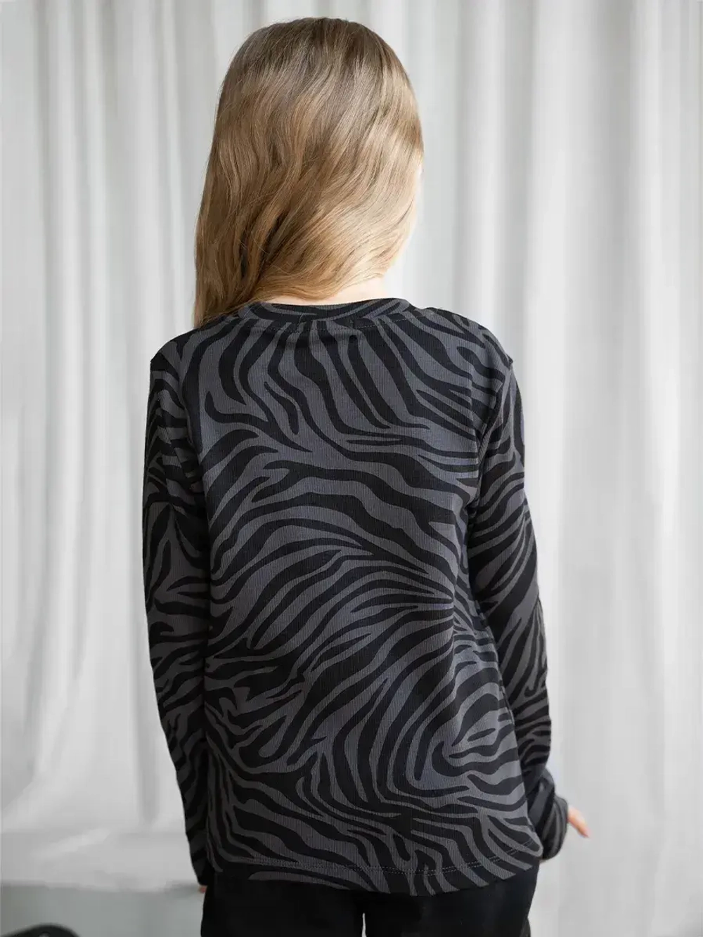 Лонгслив зебра для девочки на осень