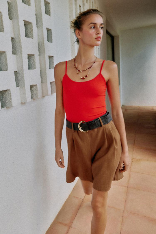 ZARA ШОРТЫ С ЗАЩИПАМИ И РЕМНЕМ, СВЕТЛО-КОРИЧНЕВЫЙ