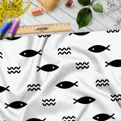 Ткань шифон крупные чёрные рыбки на бежевом фоне