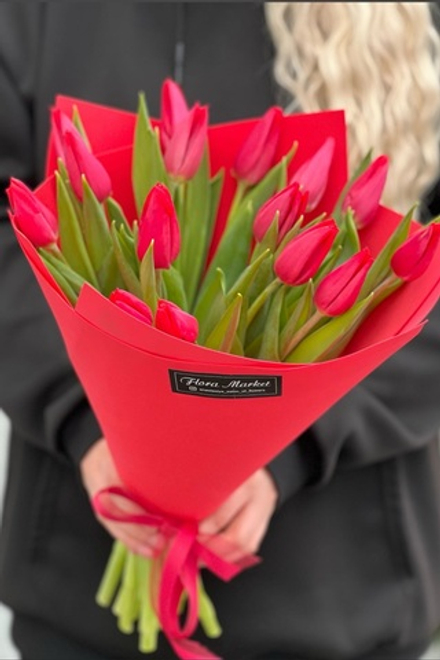 Эффектный букет из красных тюльпанов от Флора Маркет