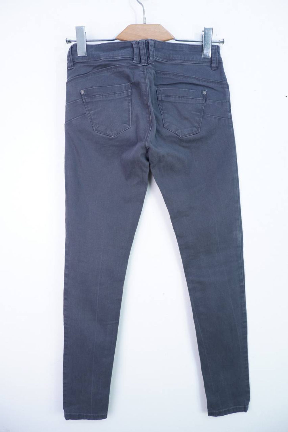 Джинсы обтягивающего кроя, визуально на 42 размер