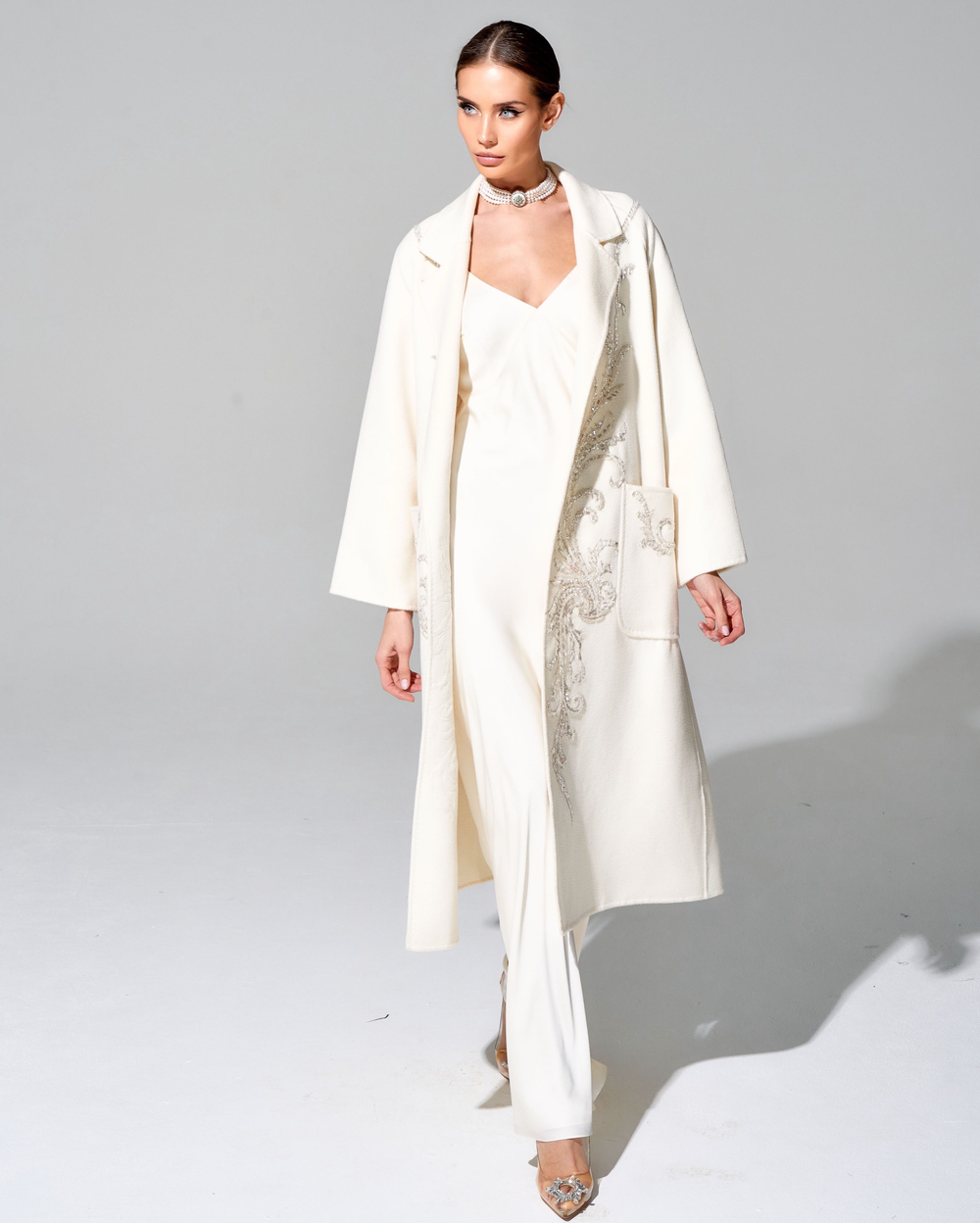 Пальто из 100% кашемира с вышивкой ручной работы