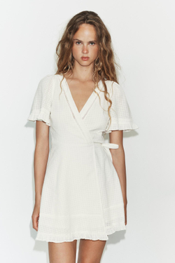 ZARA КОРОТКОЕ ПЛАТЬЕ С ЗАПАХОМ ИЗ РЕЛЬЕФНОЙ ТКАНИ, ЖЕЛТОВАТО-БЕЛЫЙ