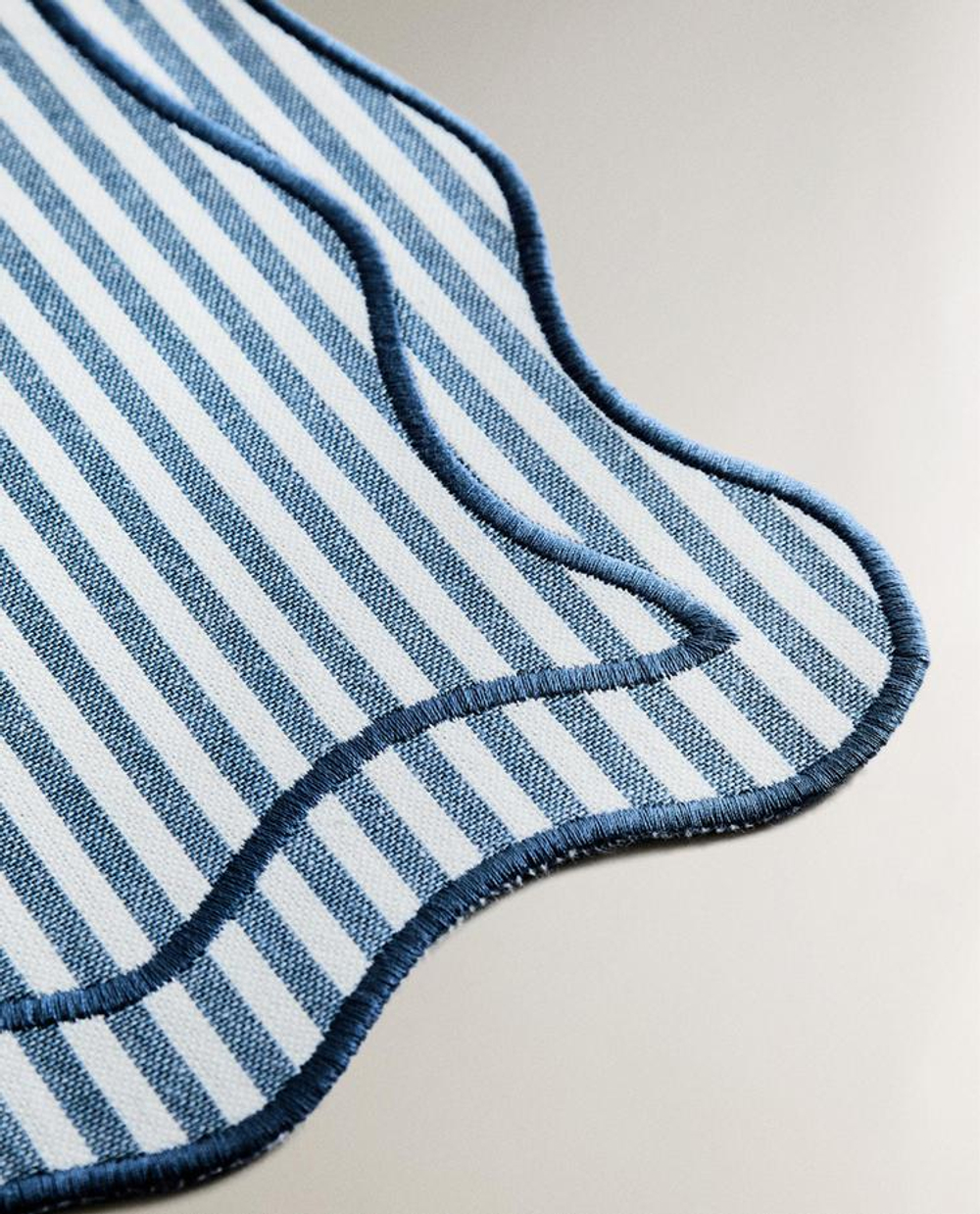 ZARA HOME ПОДСТАВКА ПОД СТОЛОВЫЕ ПРИБОРЫ В ПОЛОСКУ С ВОЛНИСТЫМ КРАЕМ, СИНИЙ