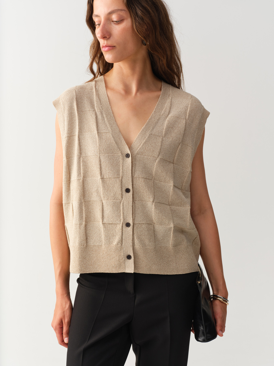 Жилет вязаный