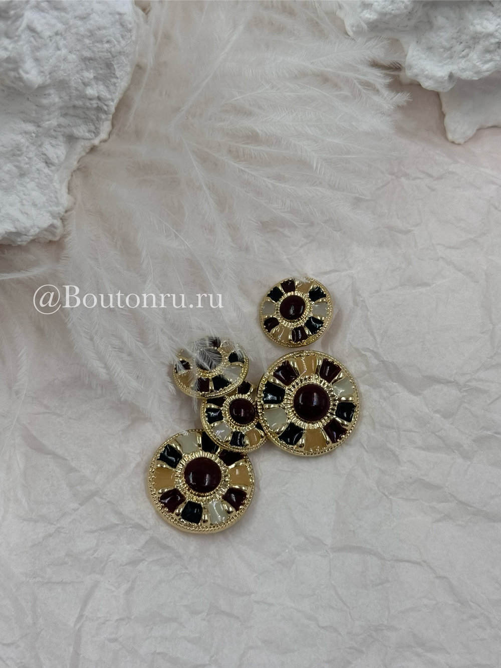 Пуговицы золотистые с коричневой, желтой, молочной эмалью