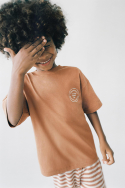 ZARA КОМПЛЕКТ ИЗ ФУТБОЛКИ И ШОРТОВ, КОРИЧНЕВЫЙ/БЕЛЫЙ