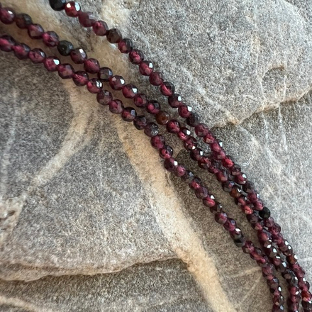 Гранат. Камни для изделий на заказ. Цена зависит от вида заказанного изделия