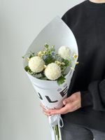 Кулек сборный из оксипеталума, диантусов и хризантемы