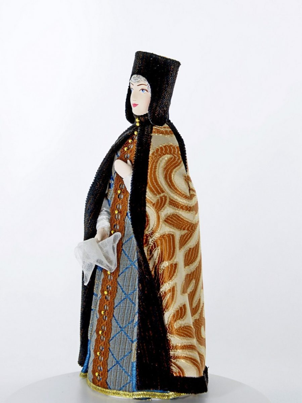 Кукла коллекционная фарфоровая в ездовом костюме царицы.