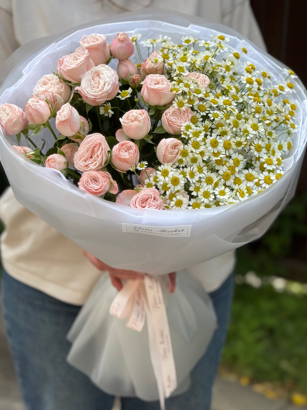 Утонченное сочетание пионовидные роз и танацетума