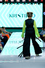 Черный костюм для ярких будней