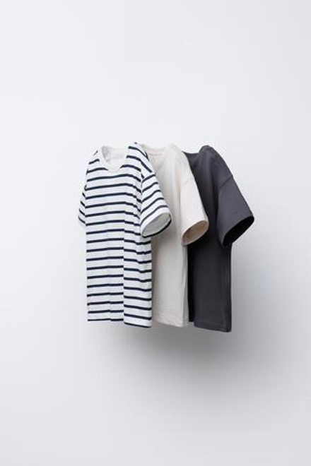 ZARA НАБОР ИЗ ТРЕХ ОДНОТОННЫХ ФУТБОЛОК И ФУТБОЛОК В ПОЛОСКУ, СЕРЫЙ